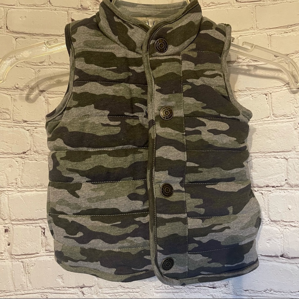 Mudpie Camo sherpa lined vest, 12/18M